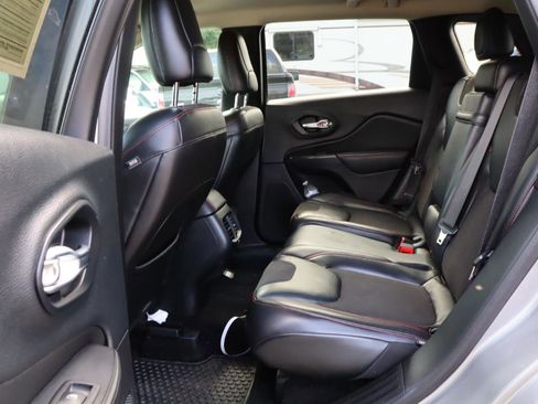 Used 2015 Jeep Cherokee Trailhawk AWD/4WD image 7