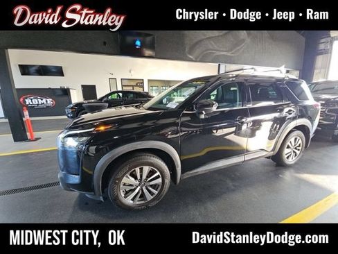 Used 2025 Nissan Pathfinder SL FWD image 1