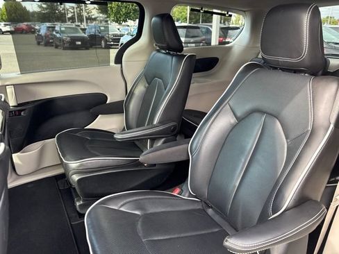 Used 2023 Chrysler Pacifica Limited w/ Uconnect Theater Family Group FWD image 27