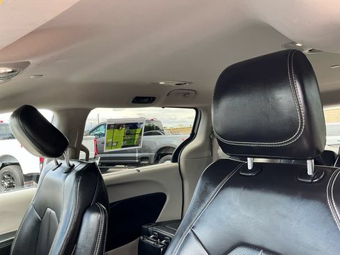 Used 2023 Chrysler Pacifica Touring-L FWD image 17