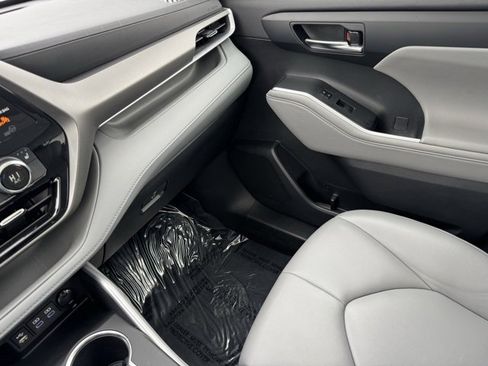 Certified 2022 Toyota Highlander XLE image 27