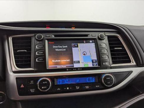 Used 2019 Toyota Highlander SE image 23
