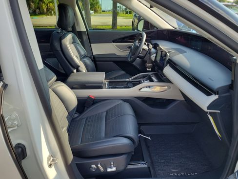 Used 2025 Lincoln Nautilus Reserve AWD/4WD image 7