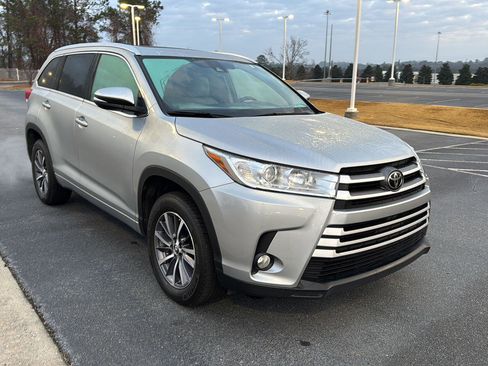 Certified 2017 Toyota Highlander XLE image 6