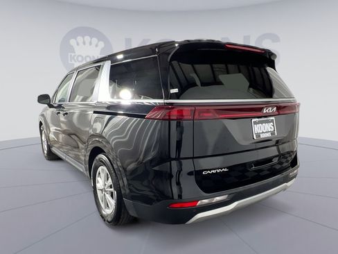 Used 2024 Kia Carnival LX image 4