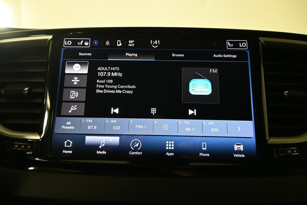 Used 2023 Chrysler Pacifica Touring-L FWD image 25