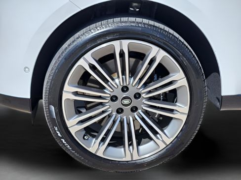 Certified 2025 Land Rover Range Rover SE image 38