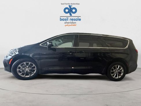 Used 2026 Chrysler Pacifica Limited image 3