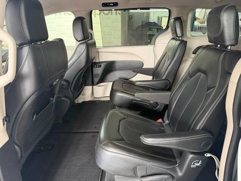 Used 2024 Chrysler Pacifica Touring-L FWD image 10