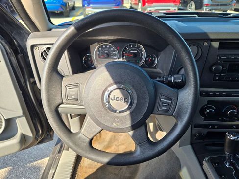 Used 2007 Jeep Commander Sport image 40