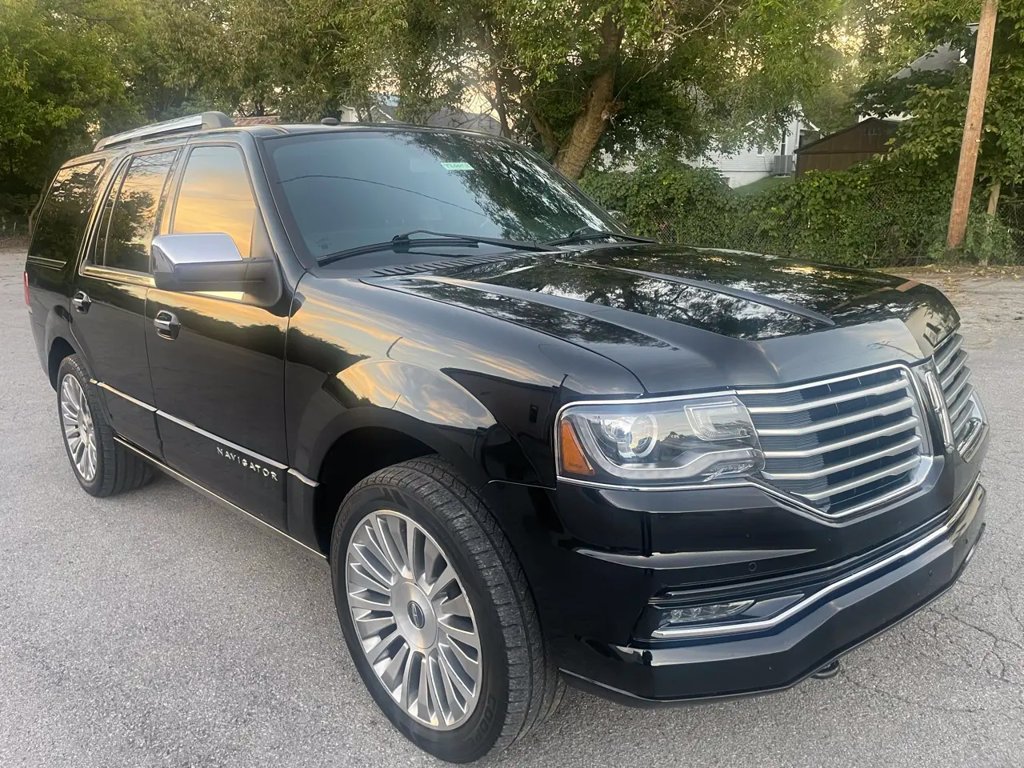 Used 2017 Lincoln Navigator Reserve AWD/4WD image 3