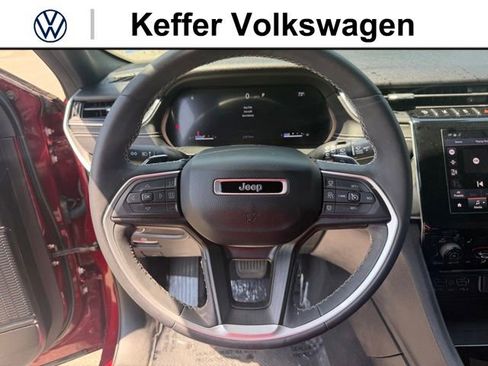 Used 2023 Jeep Grand Cherokee Altitude AWD/4WD image 16