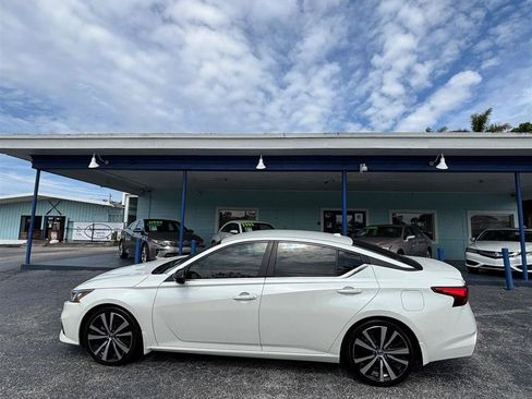 Used 2019 Nissan Altima 2.5 SR FWD image 2