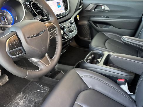 New 2026 Chrysler Voyager LX image 9