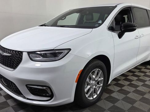 New 2026 Chrysler Pacifica Select image 3