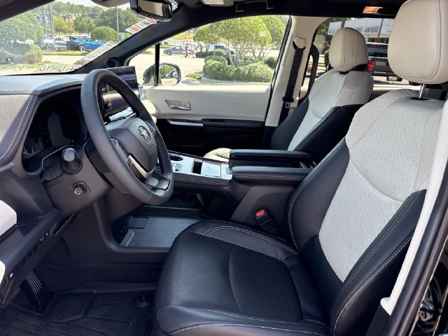 Used 2025 Toyota Sienna Limited AWD/4WD image 13
