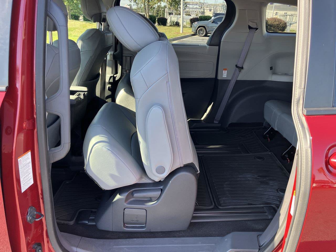 Used 2023 Toyota Sienna XLE FWD image 24