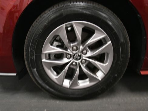 Used 2021 Toyota Sienna LE FWD image 32