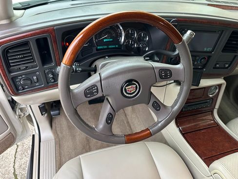 Used 2005 Cadillac Escalade AWD image 21