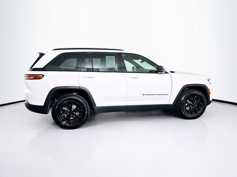 Used 2025 Jeep Grand Cherokee Altitude AWD/4WD image 10