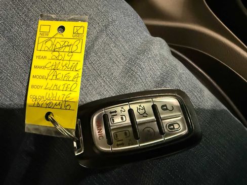 Used 2019 Chrysler Pacifica Limited image 36