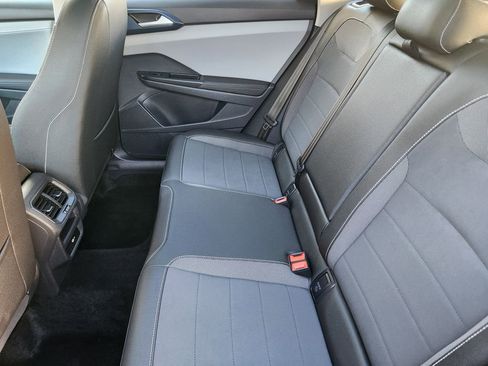 Certified 2024 Volkswagen Taos SE image 12