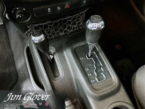 Used 2017 Jeep Wrangler Unlimited Sahara w/ Connectivity Group image 33