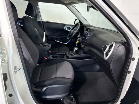 Used 2023 Kia Soul LX image 28