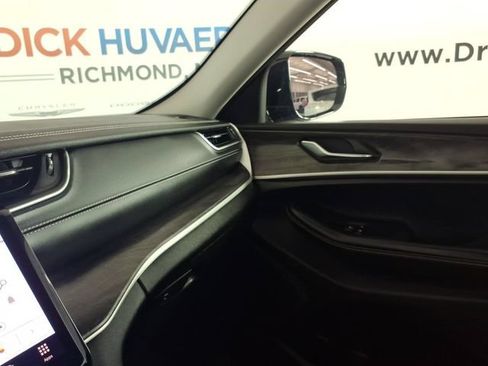 Used 2023 Jeep Grand Cherokee Limited AWD/4WD image 24