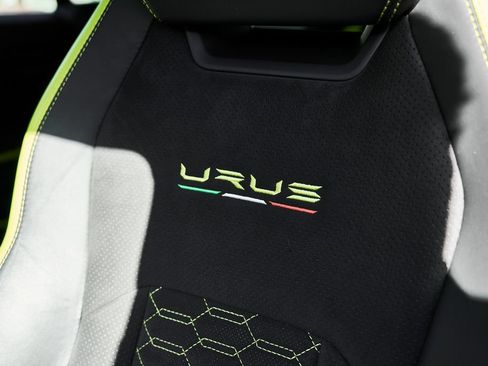 Used 2022 Lamborghini Urus AWD/4WD image 48