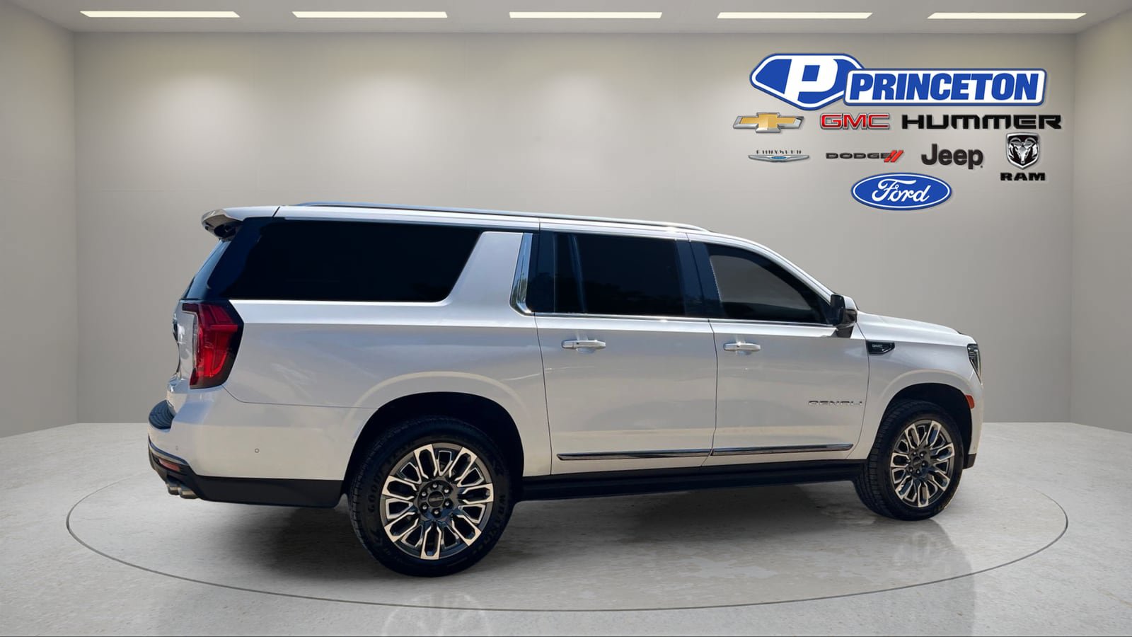 Used 2023 GMC Yukon XL Denali Ultimate w/ LPO, Floor Liner Package AWD/4WD image 8
