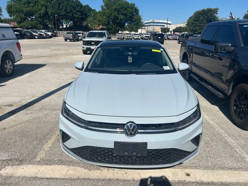 Used 2025 Volkswagen Jetta SE FWD image 18