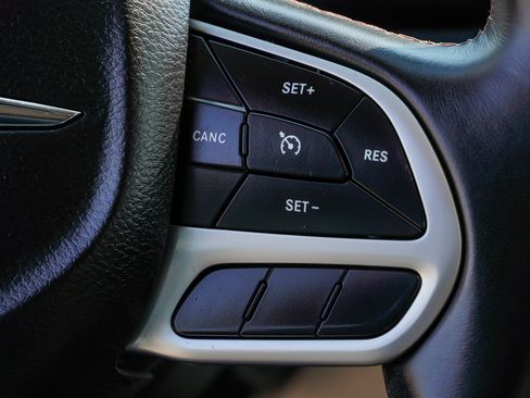 Used 2018 Chrysler Pacifica Touring-L FWD image 35