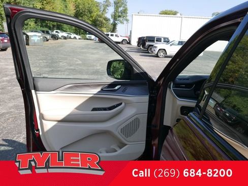 New 2025 Jeep Grand Cherokee Limited w/ Luxury Tech Group II image 22