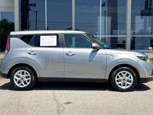 Used 2025 Kia Soul LX w/ LX Technology Package FWD image 3