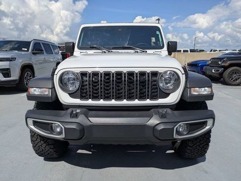 Certified 2025 Jeep Gladiator Sport AWD/4WD image 8