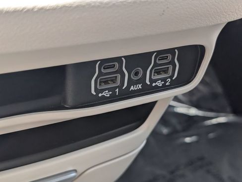 Used 2023 Chrysler Pacifica Touring-L FWD image 24