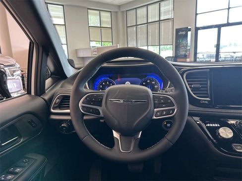New 2025 Chrysler Pacifica Select image 26
