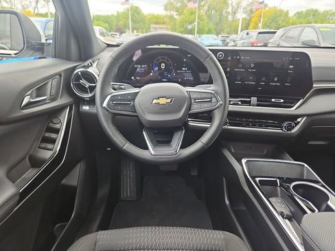 Used 2025 Chevrolet Equinox LT FWD image 13