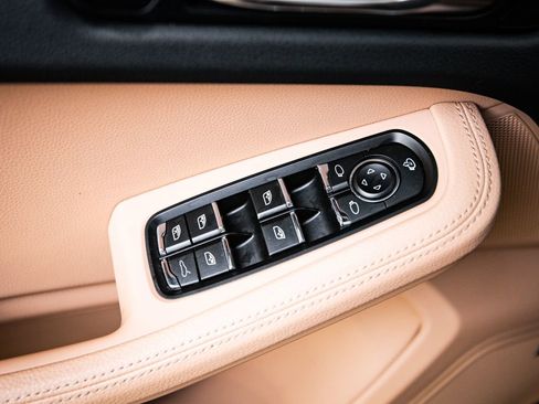 Certified 2025 Porsche Macan AWD/4WD image 22