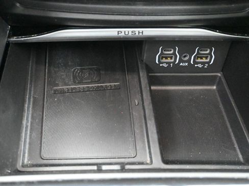 Used 2024 Chrysler Pacifica Premium image 32