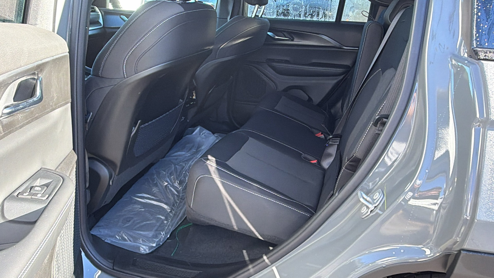 New 2027 Jeep Grand Cherokee Laredo RWD image 19