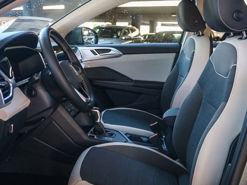 New 2025 Volkswagen Taos SE w/ Panoramic Sunroof Package FWD image 16