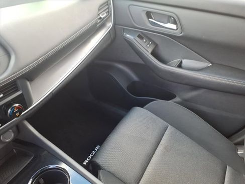 Used 2024 Nissan Rogue SV image 39