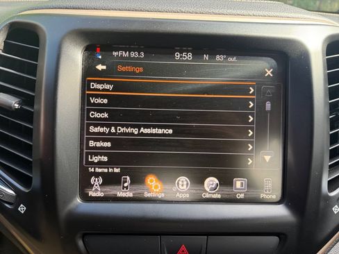 Used 2017 Jeep Cherokee Latitude FWD image 31