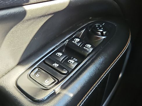 Used 2017 Jeep Compass Latitude w/ Popular Equipment Group FWD image 25