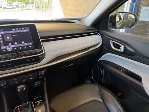 Used 2025 Jeep Compass Latitude image 34