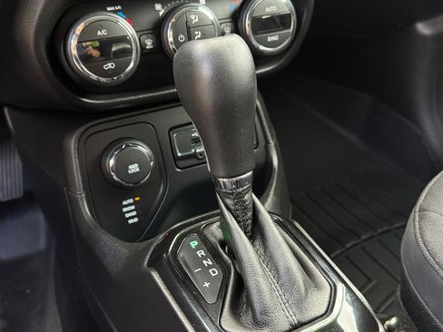 Used 2016 Jeep Renegade Latitude AWD/4WD image 18