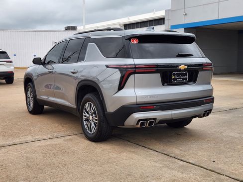 Certified 2025 Chevrolet Traverse LT FWD image 8