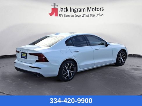 Used 2020 Volvo S60 T5 Momentum image 5